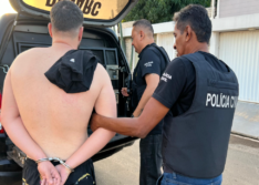 Filho de vereador é preso durante operação contra o tráfico de drogas em Piracuruca; armas apreendidas