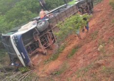 Ônibus tomba na BR-135 e deixa cinco pessoas feridas em Redenção do Gurgueia