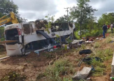 Sete passageiros morrem após ônibus tombar na BR 135 próximo a cidade de Corrente, no Sul do Piauí