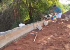 Secretaria de Obras constrói muro de contenção após chuvas abrirem cratera em rua do bairro Malva
