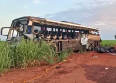 Acidente entre caminhão e ônibus universitário deixa 12 mortos no interior de São Paulo