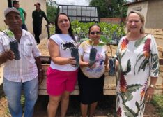 Prefeitura de Picos entrega mudas de caju para agricultores de Mirolândia