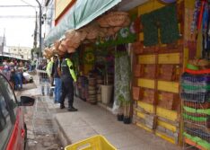 Prefeitura de Picos notifica comerciantes para desobstruírem calçadas tomadas por mercadorias