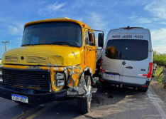 Caminhão pipa colide com van e outro caminhão na BR 407, em Jaicós