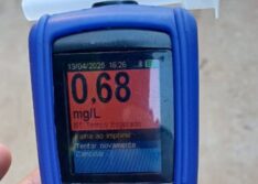 Mulher embriagada é presa transportando quatro crianças em uma moto na BR-316 em Picos