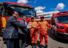 Caminhões, ambulâncias, EPIs e viatura são entregues ao Corpo de Bombeiros
