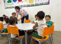 EMEI Vó Silvina recebe 20 kits de mesas e carteiras escolares