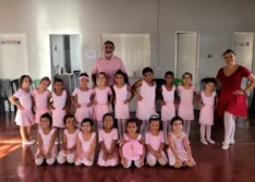 Prefeitura de Santo Antônio de Lisboa entrega trajes de balé às alunas do projeto