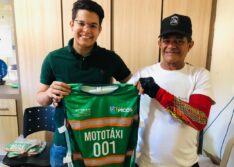 Secretaria Trânsito realiza entrega de coletes para mototaxistas