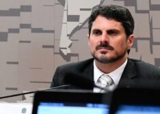 Senador Marcos do Val é levado para colocar tornozeleira eletrônica