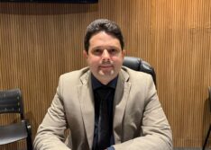 Vereador Dr. Eriberto solicita Plano de Cargos e Salários para médicos do município de Picos
