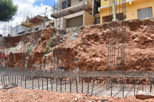 Prefeitura de Picos dá início a reconstrução de paredões na Rua Alto do Morro