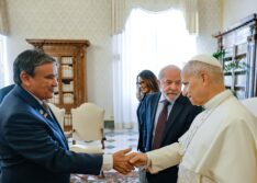 Ao lado de Lula, ministro Wellington Dias se reúne com papa Leão XIV, no Vaticano