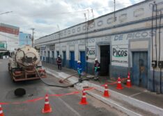 Rede coletora de esgoto do Mercado Público Municipal de Picos passa por limpeza preventiva