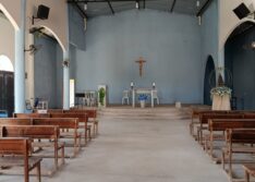 Criminoso arromba vitrô de igreja e furta mesa de som em Picos