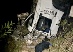 Caminhão despenca de ponte na BR-407, em Jaicos, e dois ocupantes sobrevivem com escoriações