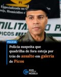 O comandante do 4º Batalhão da Polícia Militar (4º BPM), tenente-coronel Felipe, falou sobre as investigações relacionadas ao assalto registrado na tarde desta sexta-feira (26) em uma galeria comercial localizada no Centro de Picos.

Em entrevista, o comandante informou que as informações levantadas até o momento ainda são preliminares, mas há indícios de que o crime tenha sido praticado por uma quadrilha de fora da cidade.

“São informações ainda muito incipientes, mas tudo leva a crer que seja uma quadrilha de fora. Precisamos identificar qual seria o elo dessa quadrilha aqui em Picos”, afirmou o oficial.

De acordo com o tenente-coronel Felipe, a Polícia Militar trabalha para identificar possíveis colaboradores dos criminosos no município, o que poderá auxiliar no avanço das investigações e na localização dos suspeitos.

O comandante também revelou que o veículo utilizado pelos assaltantes pode ser clonado. Segundo ele, a polícia já conseguiu identificar o automóvel original e realiza diligências para confirmar as informações.

“Provavelmente o carro também é clonado. Pelo que verificamos, já identificamos o veículo original”, acrescentou.

A Polícia Militar segue em diligências e conta com o apoio da população para obter informações que possam contribuir para a identificação e prisão dos envolvidos no crime. O sigilo das denúncias é garantido. Fonte: Cidades na Net