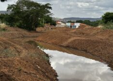 Prefeitura de Picos intensifica limpeza e desassoreamento de riachos como prevenção ao período chuvoso