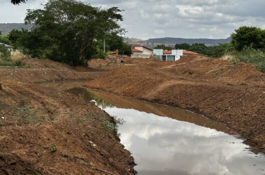 Prefeitura de Picos intensifica limpeza e desassoreamento de riachos como prevenção ao período chuvoso