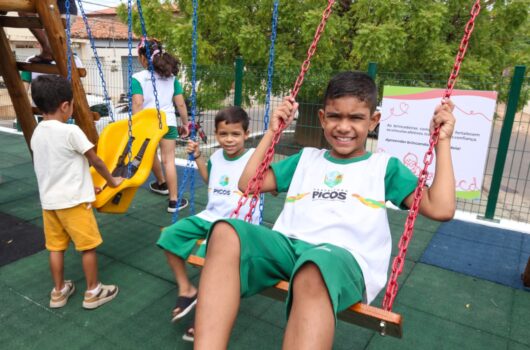 Rafael Fonteles inaugura brinquedopraça em Picos e reafirma meta de revitalizar 100 praças no Piauí até 2026