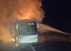 Ônibus de turismo pega fogo em Floriano; Corpo de Bombeiros é acionado