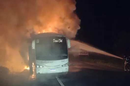 Ônibus de turismo pega fogo em Floriano; Corpo de Bombeiros é acionado