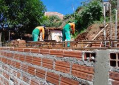 Secretaria de Obras reconstrói paredão na Rua Bahia II