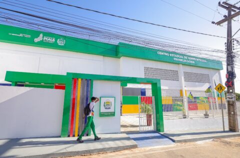 Rede Estadual inicia ano letivo com mais de 150 mil estudantes e cerca de 5 mil novos professores em sala de aula