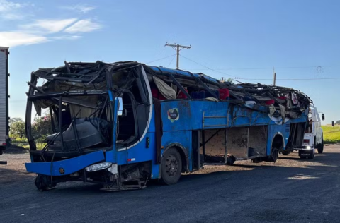 Ônibus com trabalhadores rurais tomba após pneu estourar e 6 pessoas morrem no acidente na BR-153