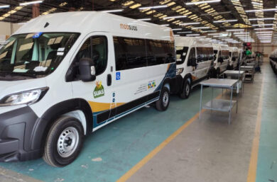 Ministro Wellington Dias entrega vans a prefeituras e firma programa Acredita com Alepi