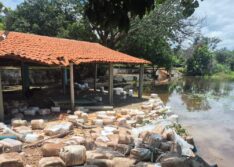Após acidente com carga química, Semarh proíbe banho, pesca e coleta de água no Riacho Esfolado em Bertolínia