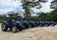 Governo do Estado beneficia 2,8 mil famílias com a entrega de tratores para agricultores de 13 municípios