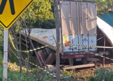 Motorista morre após tombar veículo e carga de produtos tóxicos cair em riacho no Piauí