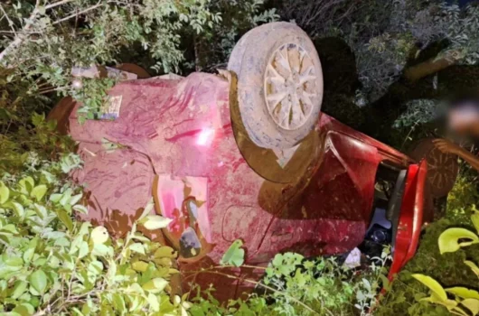 Adolescente furta carro do tio, tomba veículo e deixa motociclista ferido em Santa Rosa do Piauí