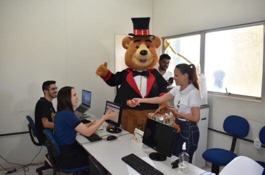 Prefeitura de Picos promove ação de Páscoa e distribui chocolates aos servidores no Palácio Coelho Rodrigues