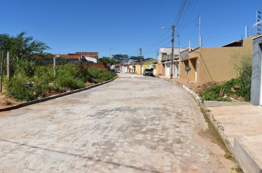 Prefeitura de Picos reconstrói 700 m2 de calçamento no Loteamento Guanambi