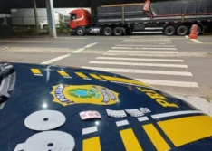 PRF apreende carga de madeira irregular e comprimidos durante fiscalização em Ipiranga do Piauí