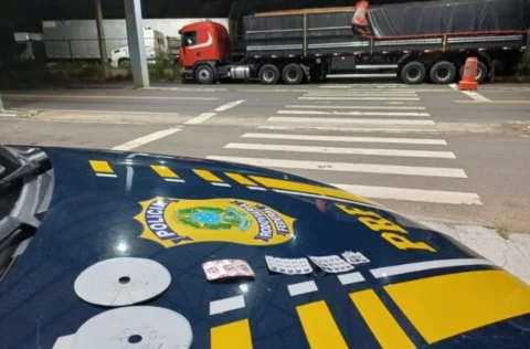 PRF apreende carga de madeira irregular e comprimidos durante fiscalização em Ipiranga do Piauí