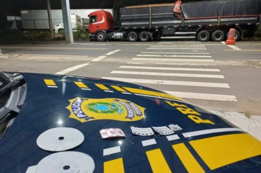 PRF apreende carga de madeira irregular e comprimidos durante fiscalização em Ipiranga do Piauí