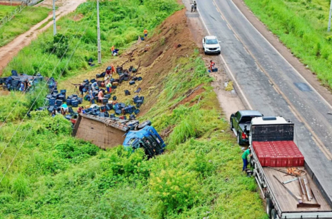 Caminhoneiro que sofreu acidente com carga de laranja em Geminiano morre após nove dias internado