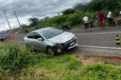 Acidente entre carro e moto deixa dois feridos na PI-456 em Curral Novo do Piauí