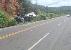 Caminhão capota, deixa um morto e outro ferido na PI-141 no Sul do PI