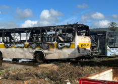 Incêndio atinge ônibus escolares e micro-ônibus no bairro Ipueiras, em Picos