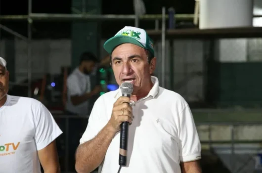 Prefeito preso após denúncias de exploração sexual de menores é afastado por 90 dias; vice assume