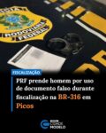 A Polícia Rodoviária Federal (PRF) prendeu, na manhã desta segunda-feira (18), um homem de 49 anos por uso de documento falso durante fiscalização realizada na Unidade Operacional da PRF em Picos, localizada no km 294 da BR-316, no município de Picos.

Durante a abordagem a um veículo VW/Gol, os policiais solicitaram a documentação do automóvel. O condutor apresentou um Certificado de Registro e Licenciamento de Veículo (CRLV) referente ao ano de 2026, alegando ser o possuidor do veículo.

Após consultas aos sistemas oficiais, a equipe verificou inconsistências nas informações apresentadas, constatando que o veículo não possuía o licenciamento atualizado, com registro regular apenas até o ano de 2024.

A análise do documento apresentado também apontou indícios de adulteração, com informações falsas inseridas em documento aparentemente original.

Diante da situação, foi constatada a ocorrência de uso de documento falso. O homem foi detido, informado de seus direitos e encaminhado ileso à Delegacia da Polícia Federal em Picos para os procedimentos cabíveis. Fonte: PRF