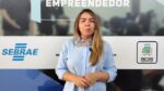 A Secretária @michellysaunders do @turismopicos explica os detalhes do cadastro de hospedagem domiciliar para o Picos Cidade Junina e a Picos Pro Race.

Com a proximidade de grandes eventos que devem movimentar a economia e atrair milhares de visitantes para Picos, como o Picos Cidade Junina e a Picos Pro Race, a Prefeitura Municipal iniciou uma importante ação voltada ao fortalecimento do turismo local.

Por meio da Secretaria Municipal de Turismo, Desenvolvimento Econômico e Tecnológico, a gestão lançou o Projeto Pousada Domiciliar, iniciativa que visa realizar o cadastro oficial de hospedagens disponíveis no município.

Projeto busca ampliar oferta de acomodações

O principal objetivo da ação é organizar e divulgar opções de hospedagem para turistas que visitarão a cidade durante os eventos, fortalecendo o setor turístico e criando novas oportunidades de geração de renda para a população.

Podem participar do projeto proprietários de imóveis destinados ao aluguel por temporada, além de moradores que possuam quartos disponíveis em suas residências.

As informações cadastradas poderão ser divulgadas nos canais oficiais da Prefeitura de Picos, incluindo o site institucional, redes sociais e materiais promocionais dos eventos, facilitando o acesso dos visitantes aos contatos dos locadores.

Prazo para cadastro segue até 24 de maio

O período oficial de cadastramento acontece entre os dias 19 e 24 de maio de 2026.

Os interessados em disponibilizar imóveis ou cômodos devem acessar o formulário eletrônico disponível em banner no site oficial da Prefeitura de Picos.

Em caso de dúvidas, a população pode procurar a Secretaria Municipal de Turismo, Desenvolvimento Econômico e Tecnológico, localizada na Rua São Francisco, nº 191, Centro, ou a sede da Prefeitura de Picos, na Rua Marcos Parente, nº 155, Centro.