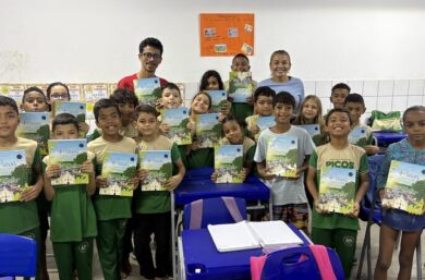 Livros sobre a história de Picos começam a ser entregues nas escolas da rede municipal