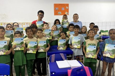 Livros sobre a história de Picos começam a ser entregues nas escolas da rede municipal