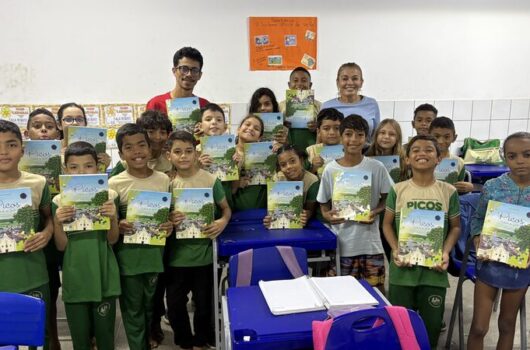 Livros sobre a história de Picos começam a ser entregues nas escolas da rede municipal