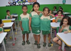 Prefeitura de Picos inicia entrega de calçados para alunos da Educação Infantil